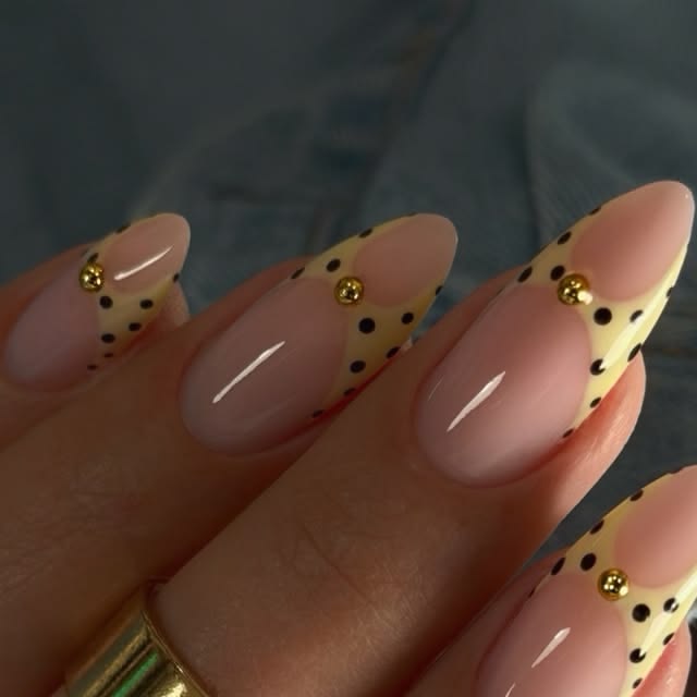 Youlia Turki on Instagram: "Citron 🍋 + dots = obsession 💛  #