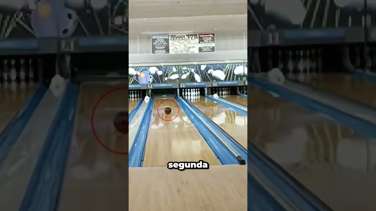 ¿Dos bolas a la vez? El strike más loco del mundo #shorts #boling